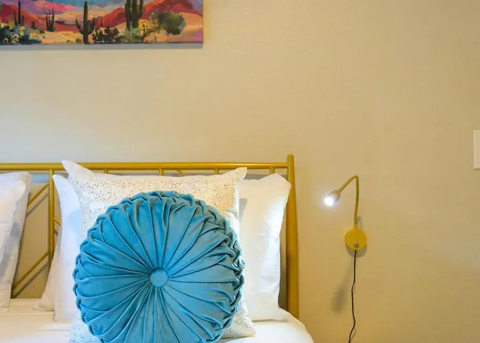 Sonoran Luxe Oasis: Free Heatedpool-hottub-mister Holiday home Glendale
